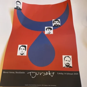 Affisch Tjurjakt Hovet Arena 2026 - Säljer en unik affisch för evenemanget Tjurjakt på Hovet Arena i Stockholm, lördag 14 februari 2026. Affischen har en röd och blå grafisk design med stora former och svart text. Tryckt på papper med konstnärlig layout och foton av personer. Perfekt för samlare eller som dekoration. Är lite bucklig däremot.