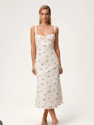 Adoore Belgatto midi dress, långklänning - Säljer en ljus långklänning från Adoore med blommigt mönster och knytband på axlarna. Klänningen har en v-ringad omlottfront och är ärmlös, perfekt för sommarens alla tillfällen. Materialet känns lätt och luftigt. Helt ny i modellen belgatto midi dress. Nypris 1600