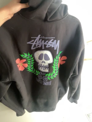 Stüssy kofta  - Säljer denna stüssy koftan som ej kommer till använding. Mycket bra skick!
