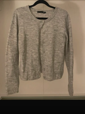 Stickad kofta  - En stickad kofta från lager 157 i storlek s