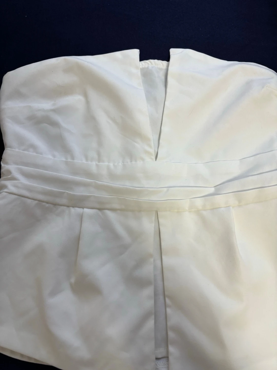 Vit axelbandslös tubtopp med v-ringning