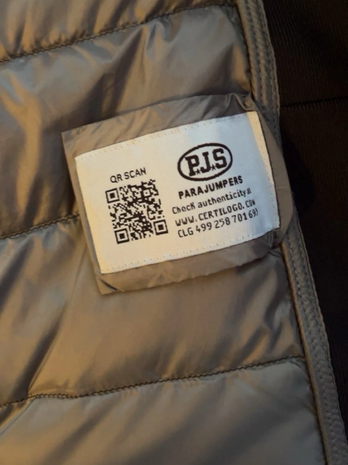 Svart dunväst med dragkedjor - 2