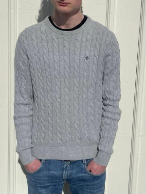 Kabelstickad morris tröja - Grymt skick, normalstor M, modellen är 180cm lång, fråga mig om du har funderingar