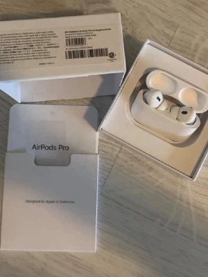 Apple AirPods Pro 2 - Säljer ett par vita Apple AirPods Pro 2 som ni ser flera stycken i nytt skick helt oöppnade 