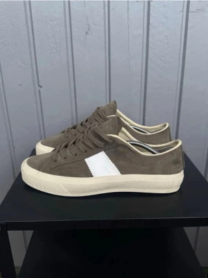 Tom Ford Skor  - Sjukt snygga och unika Tom Ford skor i toppskick i storlek 42. Skick - 9/10 | dustbag samt extra snören tillkommer vid köp| skriv vid frågor och funderingar !! 