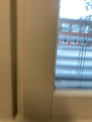 Vit fönsterkarm med persienner - Säljer en vit fönsterkarm i trä med tillhörande persienner. Passar perfekt för dig som vill byta ut eller renovera ditt fönster. Enkel och stilren design som smälter in i de flesta rum.