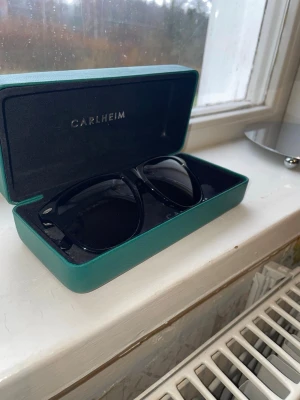 Svarta solglasögon från Carlheim - Sparsamt använda, fodral och putsduk medkommer :) öppen för prisförslag 