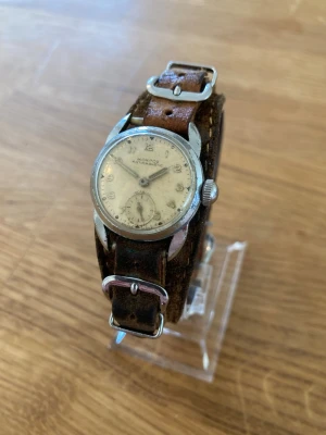 1940 Monitor Swiss Mekanisk 23mm - Säljer en helt unik schweizisk mekanisk klocka från 40-talet. Otroligt charmig vintage look med läderarmband. Fint skick enligt bilder, säljes som ej funktionstestad. Urverket går att ställa, antimagnetisk, vattentät, stöttålig, datumvisare, schweiziskt urverk osv.  Begagnat värde: 600-2000 SEK Mitt pris: 589 SEK  Skickas alltid snabbt och spårbart. Skriv vid frågor och se gärna mina andra annonser!   GRATIS: För återkommande kunder erbjuder jag personlig experthjälp för dig att göra nya fynd (n