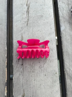 Rosa hårklämma  - Cool rosa hårklämma med silikon på insidan som skapar en antislip funktion. Håller sig på plats hela dagen🤩