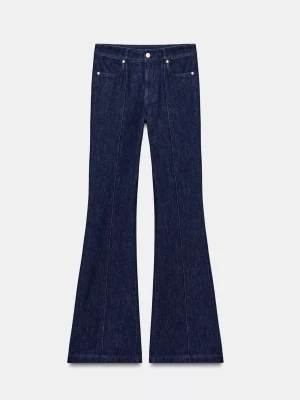 Flare jeans från Zara - Jätte snygga jeans från Zara med en söm i mitten. Bra skick!