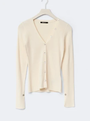 Krämvit ribbad kofta från Gina Tricot - Snygg krämvit kofta från med ribbad struktur och V-ringning. Koftan har långa ärmar och pärlfärgade knappar framtill samt vid ärmsluten. Figurnära passform som ger en stilren och modern look.