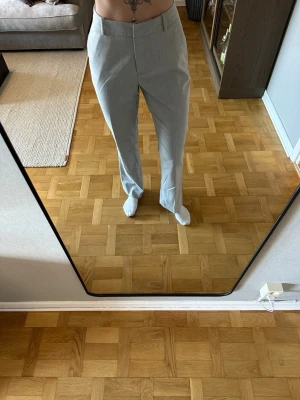 Ljusgrå raka kostymbyxor - Snygga ljusgrå kostymbyxor från Zalando med raka ben. Byxorna har hällor för bälte. Använda endast ett par gånger. Jag är 168cm