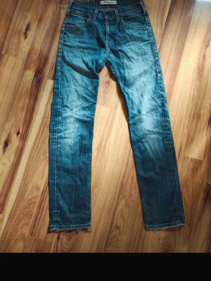 Levis 504 straight jeans  - Säljer ett par Levis 504 jeans i straight fit. Jeansen är i bra skick. Storlek 28/32.