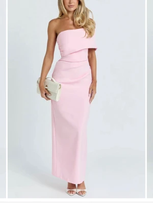 Balklänning - Super fin balklänning i storlek 34, säljer då den tyvärr inte kommer komma till användning och ja köpt en annan! Helt ny!💓köpt för ca 1300 ikl leverans osv från showpoo!