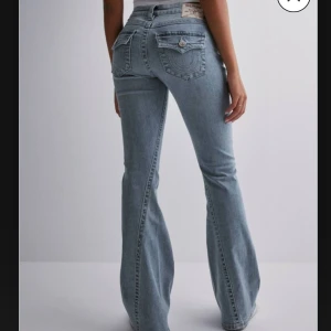 True religion, joey low Rise flare w26 - Säljer dessa true religion jeans för att de är förstora för mig, jätte sköna och sjukt snygga.  ny pris 1300💕🧸          