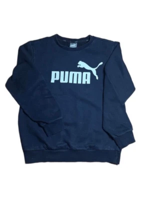 Mörkblå sweatshirt från Puma - Snygg mörkblå sweatshirt från Puma med stort vitt logotryck på bröstet. Tröjan har rund halsringning, långa ärmar och ribbade muddar vid ärmslut och nederkant. Perfekt för en sportig och avslappnad stil.