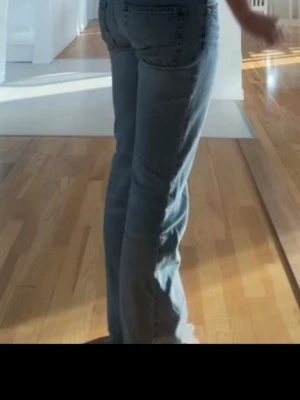 Ljusblå jeans från Gina Tricot  - Säljer mina jättefina ljusblå från Gina Tricot i storlek 38. Nypris 399 kr men pris går att diskutera💗