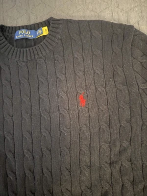 Svart kabelstickad tröja Polo Ralph Lauren - storlek S, Passar 170-175cm, kondition som ny