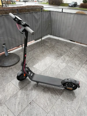 Navee V25 - NAVEE V25 som är perfekt om man vill åka runt med vänner eller åka medellånga sträckor. Den är inköpt på Netonnet 202409. Den har en räckvidd på 25km och har tre olika fartlägen: gå mode 6km/h, drive mode 15km/h och sport mode 22km/h.  Kvitto finns. Den säljs utan laddare. Den är framhjulsdriven och har bra acceleration. Den är också helt laglig då motorn har ett max på 250w. Fint skick. 