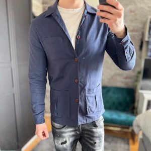 John Henric linneovershirt - Mycket bra skick, inga defekter! Passar dig som är mellan 175-185cm ungefär. Modellen är 185 cm, 75kg. Passar bra nu till våren! Skriv för mer information!🤝