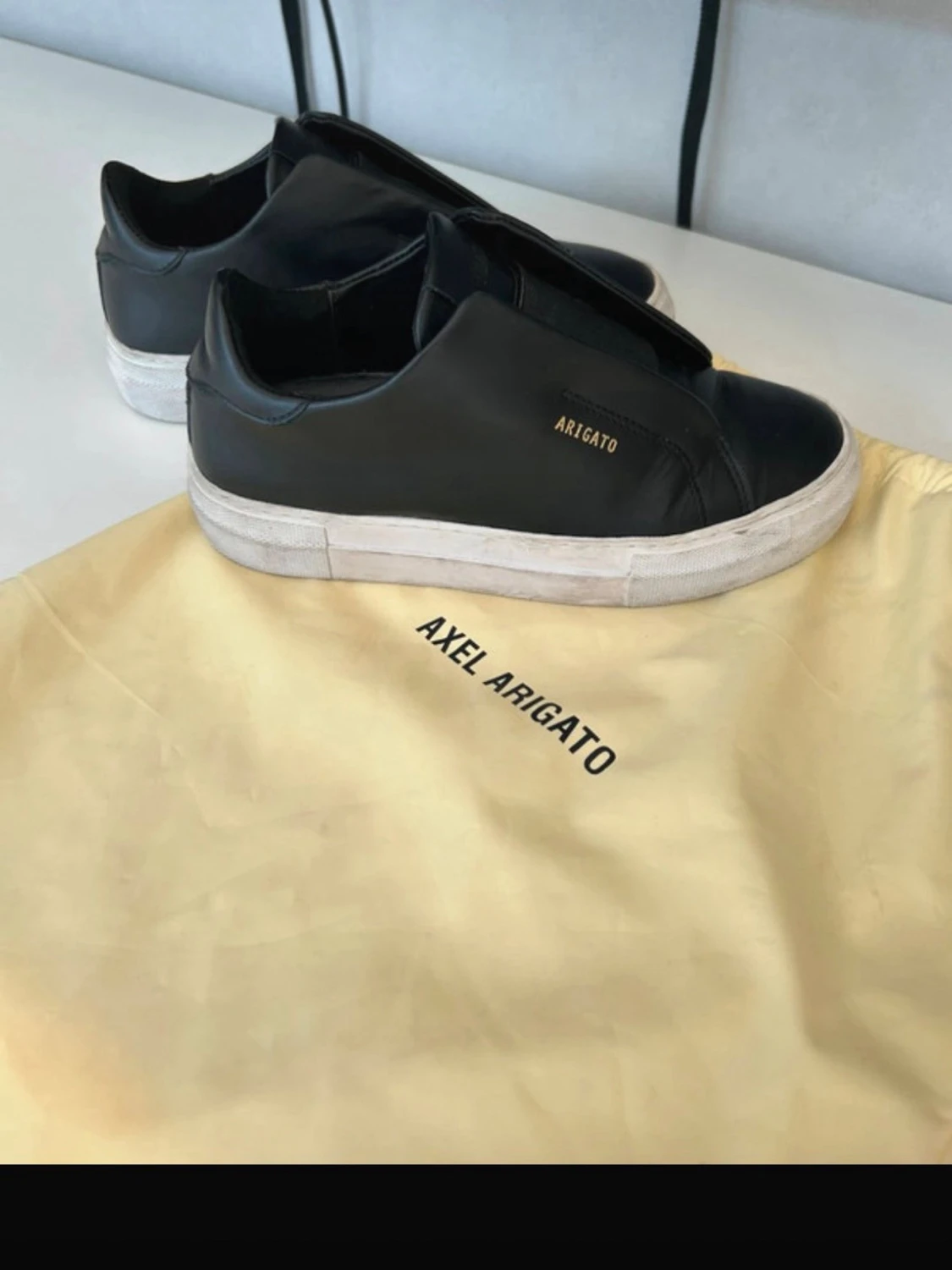 Svarta Axel Arigato sneakers - 1