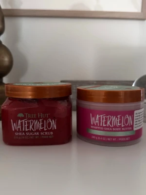 Tree hut body scrub & body butter  - Body scrub och whipped shea bodybutter från treehut i doften vattenmelon. Doftar helt otroligt. Helt nya köpta för 500kr