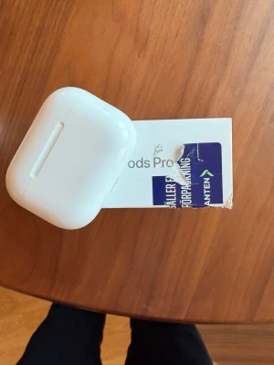 Apple AirPods Pro 3 - 2 månader gamla air pods pro 3 i princip helt nya då jag knappt använt dem. Hmu för mer frågor 