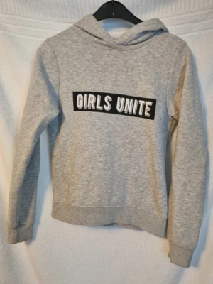 Grå hoodie - Grå hoodie med tryck i storlek xs från gina tricot, fint skick
