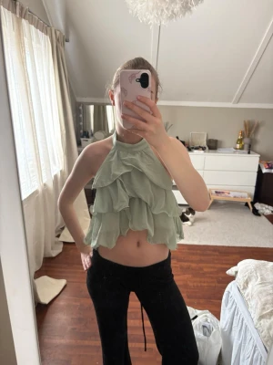 Grön topp - Säljer min gröna fina blus, med låg rygg