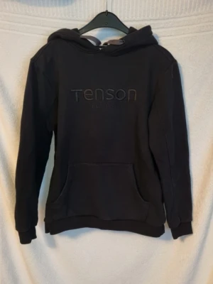Hoodie - Svart hoodie I storlek S från Tenson, mycket fint skick, använd fåtal gånger. Original pris 800 kr
