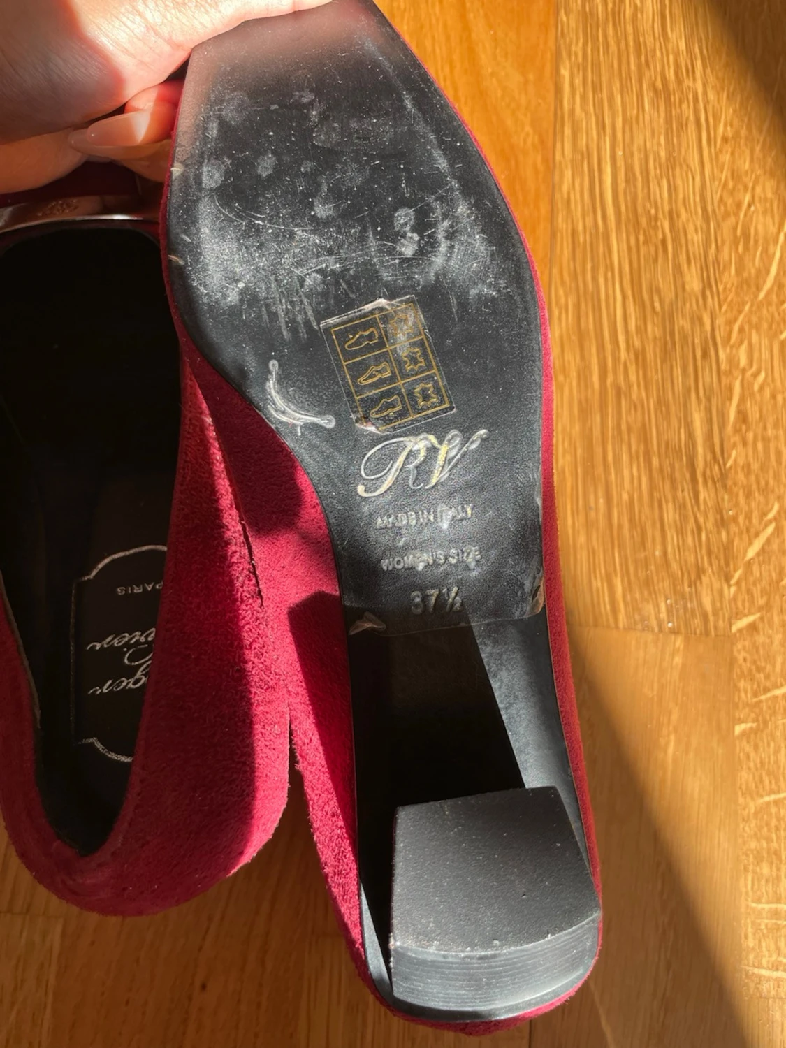 Roger Viver Vinröda mockapumps med fyrkantig detalj - 4