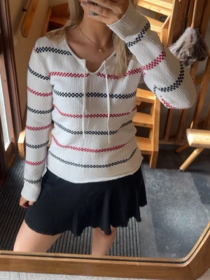 Vit stickad tröja med ränder - Vit stickad tröja från Wear it. Storlek S och i mycket bra skick🙌🏻