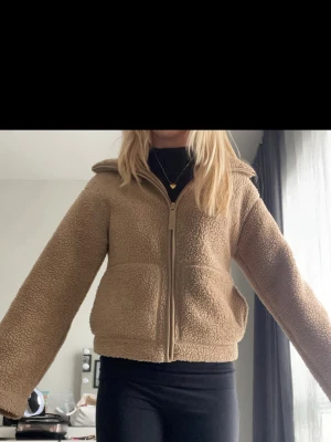Brun/beige teddyjacka med dragkedja - Mysig beige teddyjacka från H&M med dragkedja framtill och två stora fickor. 💕