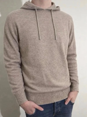 Cashmir/merino ull tröja - Snygg stilren beige merinoull hoodie med huva och dragsnören.  Köpt i italien