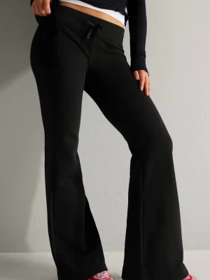  mjukisbyxor Lågmidjade bootcut - Mjukisbyxor från Junkyard. Storlek S. Bootcut, Lågmidjade. Lite nötta i färgen 