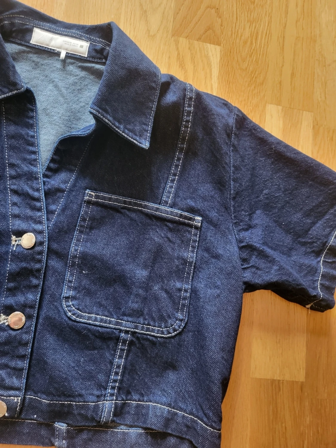 Mörkblå croppad jeansjacka/topp i denim - 1