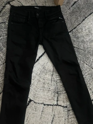 Replay jeans anbass  - Säljer nu mina svarta Replay jeans anbass hyperreflex för dem inte kommer till användning, hör av er vid frågor och priset är inte hugget i sten! 