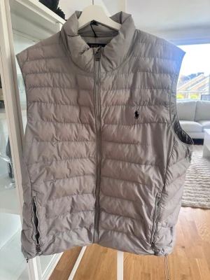 Ljusgrå dunväst från Polo Ralph Lauren - Snygg ljusgrå dunväst från Polo Ralph Lauren