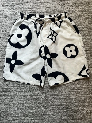 Svarta och vita shorts - Säljer ett par svart och vit shorts, den är väldigt skön och mjuk och att den funkar för sommar. 