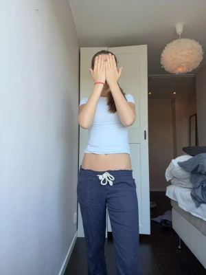 Mörkblå linnebyxor från Roxy - Snygga mörkblå linnebyxor från Roxy med dragsko i midjan och avslappnad passform. Byxorna är tillverkade i linne och har en casual look som passar perfekt till sommaren. Supersköna och lätta att matcha med olika toppar.