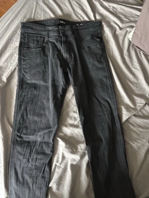 Svarta jeans från Replay - Snygga svarta jeans från Replay. Använda 2 gånger köpte ny på pondus              Tillverkade i stretchigt denim för en bekväm passform.