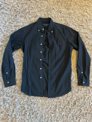 Ralph Lauren skjorta - Säljer en svart Ralph Lauren skjorta | Slim fit | Självklart äkta | Inga defekter❌| Pris - 450 | Pris går att diskutera | Skriv gärna vid frågor | 🙌🙌🙌