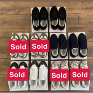 Maison Margiela sneakers i olika färger - Säljer flera par Maison Margiela sneakers i olika färger och mönster. Här finns klassiska modeller i svart, grått och vitt samt unika varianter med färgstänk och svartvita detaljer. Alla sneakers har lågt skaft och är tillverkade i läder och mocka med vita eller svarta snören.