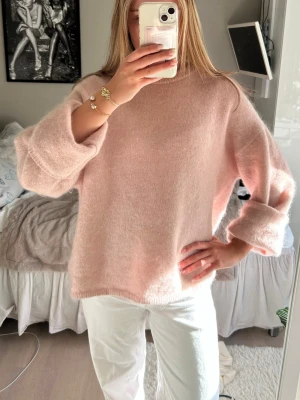 Ljusrosa oversized stickad tröja - Super fin mohair tröja i storlek S från hm🩷knappt använd