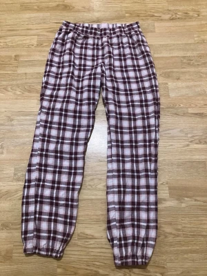 Pyjamasbyxor - I ganska bra skick, tror att jag inte har använt dem så mycket. Vill man att benen är lite bredare vid kanten kan man bara ta bort resåren 💕