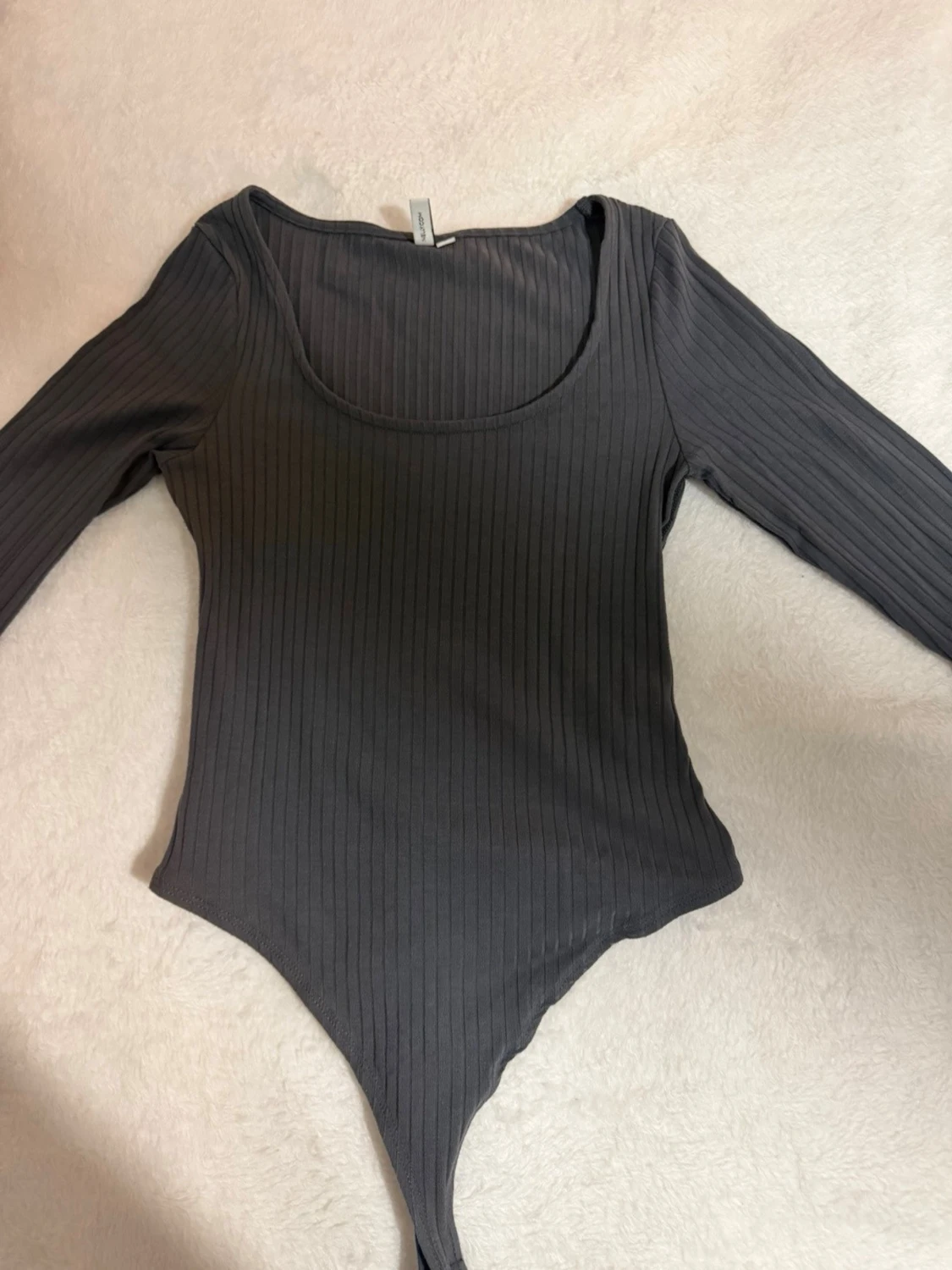 Mörkgrå ribbad body från NLY Trend