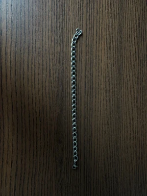 Stainless steel kedjearmband 19 cm - Snyggt armband i silverfärgad metall med klassisk kedjedesign. Armbandet har rundade länkar och ett enkelt lås som gör det lätt att ta på och av. Perfekt accessoar för en stilren och modern look.
