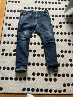 Feta Nudie Selvage - Modellen är Lean Dean Fry Japan Selvage.Kostar 2500 kr nypris. Byxorna är använd i cirka 5 månader och byxorna har fått en fet reperation på högra knät