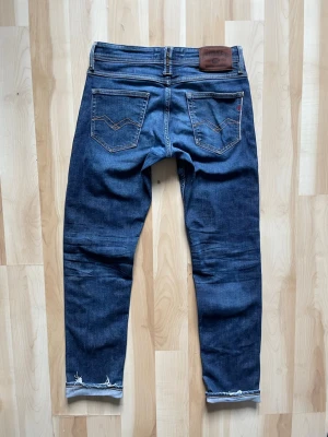 Replay selvedge jeans herr snygga slitningar archive 30/32 - Replay selvedge  Modell ronas Storlek 30/32 Riktigt go passform och super snygga jeans  Tvätta efter 6 månaders andvändning Snygga fades efter tvätt  Mått: Midja 38 Längd 97,5 Benöppning 15,5 Lår 26  Skriv om ni har frågor!  Fraktas samma eller nästa dag📦🚛