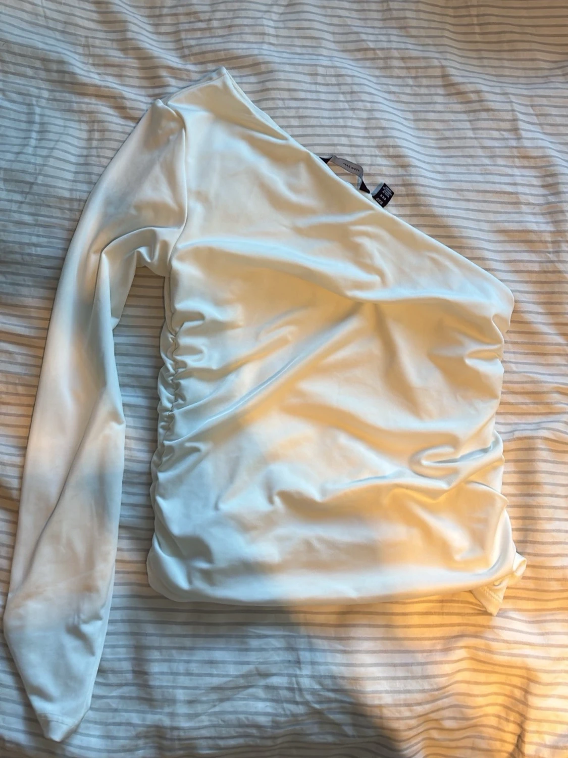 Vit oneshoulder topp från Vila 